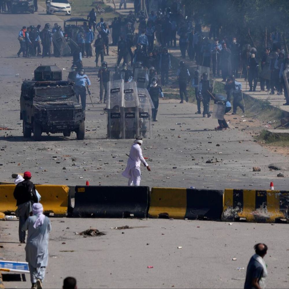 पाकिस्तान में 7 इमरान समर्थकों को आजीवन कारावास:यूट्यूबर, जर्नलिस्ट और आर्मी अफसर भी शामिल; पूर्व PM की गिरफ्तारी के बाद ऑनलाइन हिंसा भड़काई थी