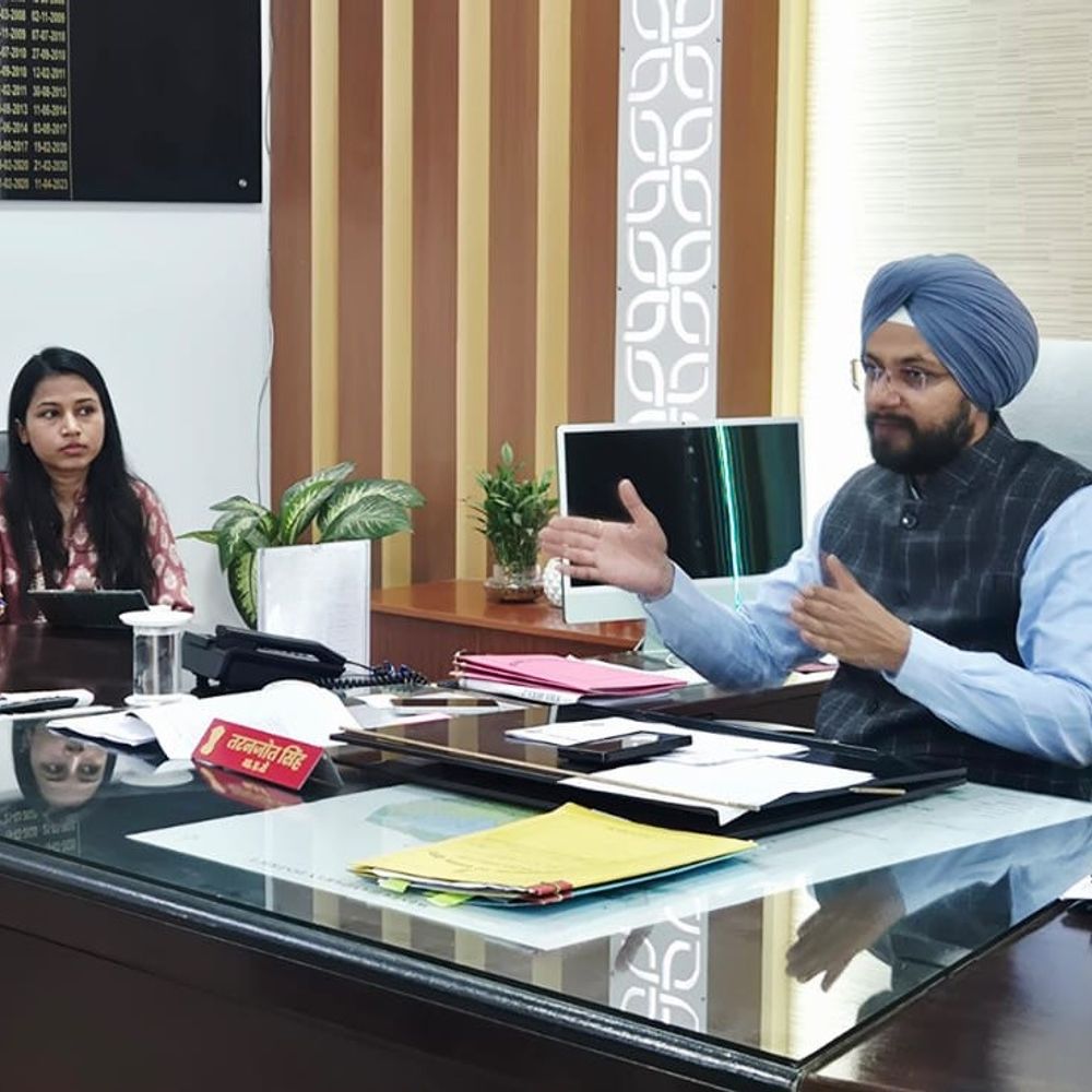 डीएम ने सड़क सुरक्षा को लेकर बैठक की:ब्लैक स्पॉट सुधार-साइन बोर्ड लगाने-ओवरलोडिंग रोकने पर चर्चा, लोगों को जागरूक करने पर जोर