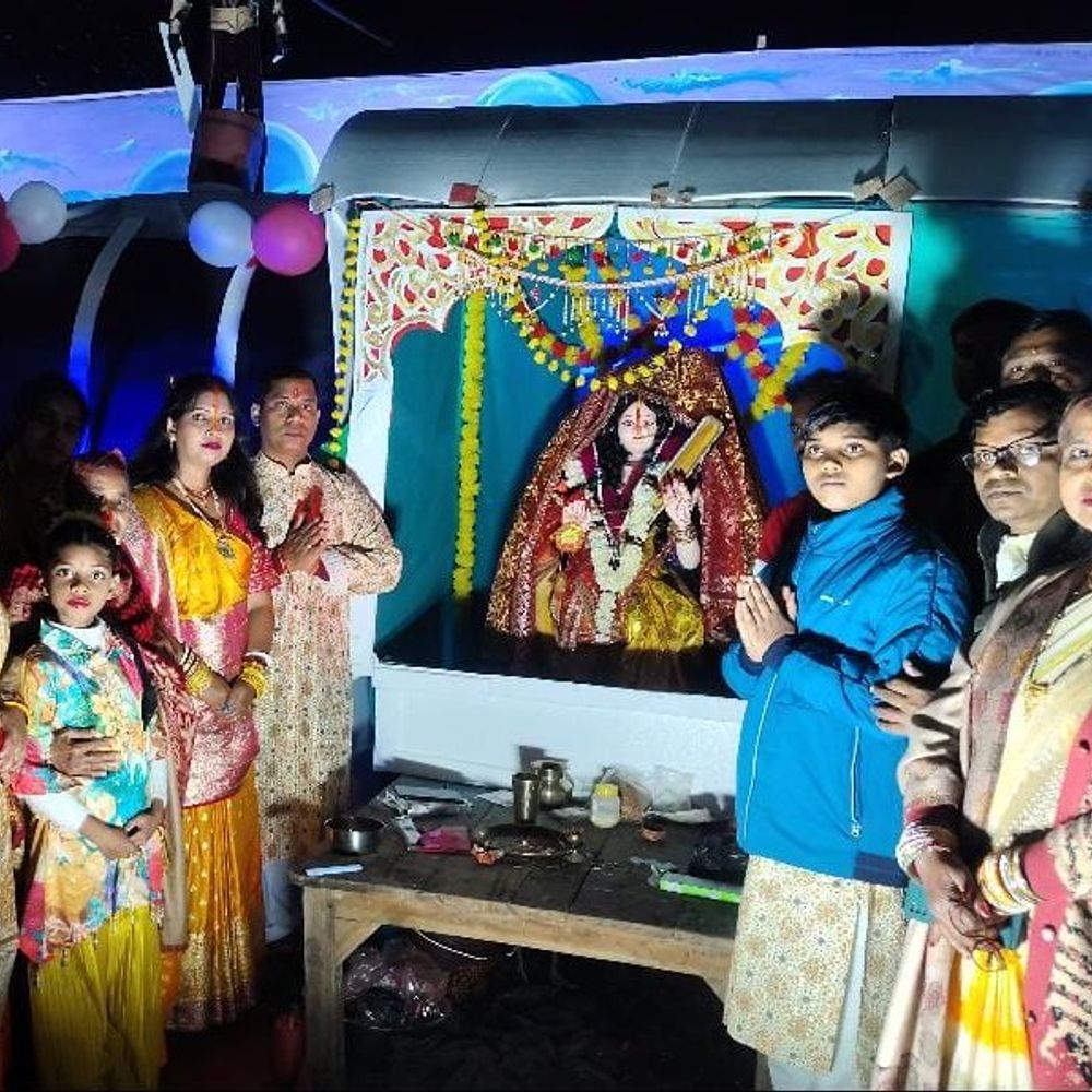 जमालपुर में रेल इंजन पर सवार हुईं मां सरस्वती:जूनियर इंजीनियर ने बनाई प्रतिमा, देखने उमड़ी लोगों की भीड़