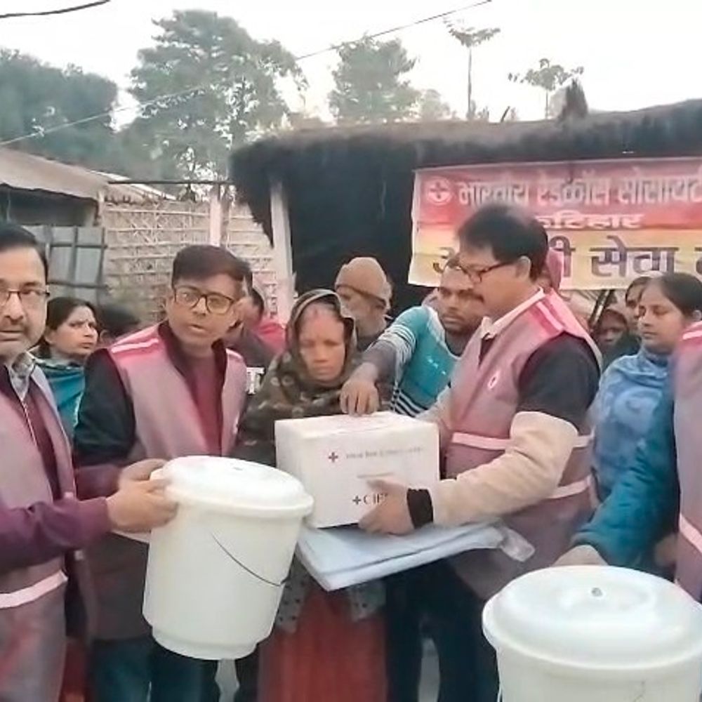 फलका प्रखंड के पटवर टोला में 14 परिवारों को मदद:कटिहार में अग्निकांड पीड़ितों को रेडक्रॉस ने बांटी राहत