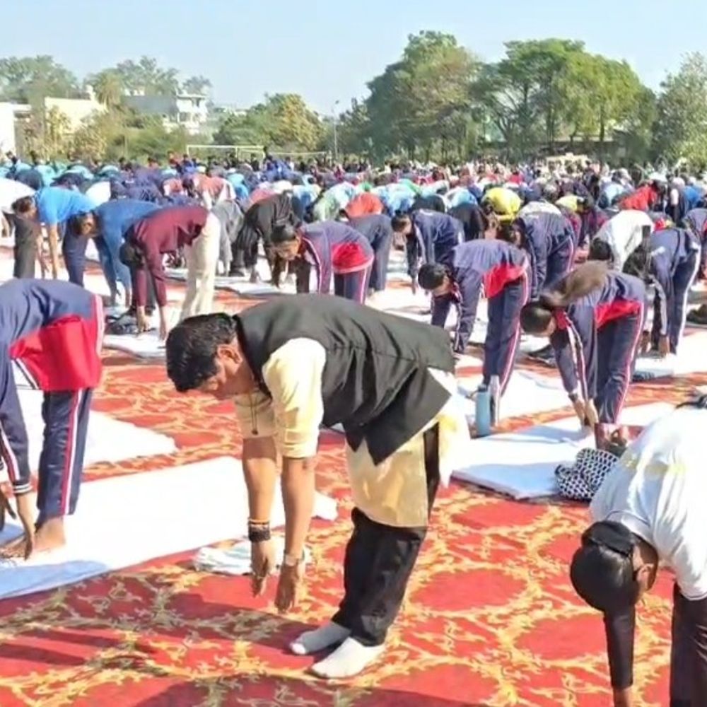 केंद्रीय मंत्री उईके ने बैतूल में किया सूर्य नमस्कार:बोले- स्वस्थ शरीर वाला व्यक्ति ही कर सकता है राष्ट्र निर्माण, जेएच कॉलेज में हुआ आयोजन