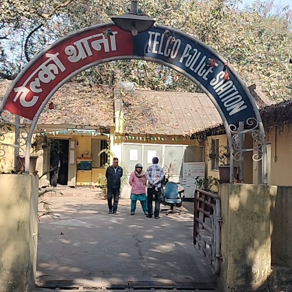 जमशेदपुर में युवक का शव बरामद:इंदर सिंह एरिया में गला रेतकर हत्या की आशंका, कचरा फेंकने आए लोगों ने देखी लाश