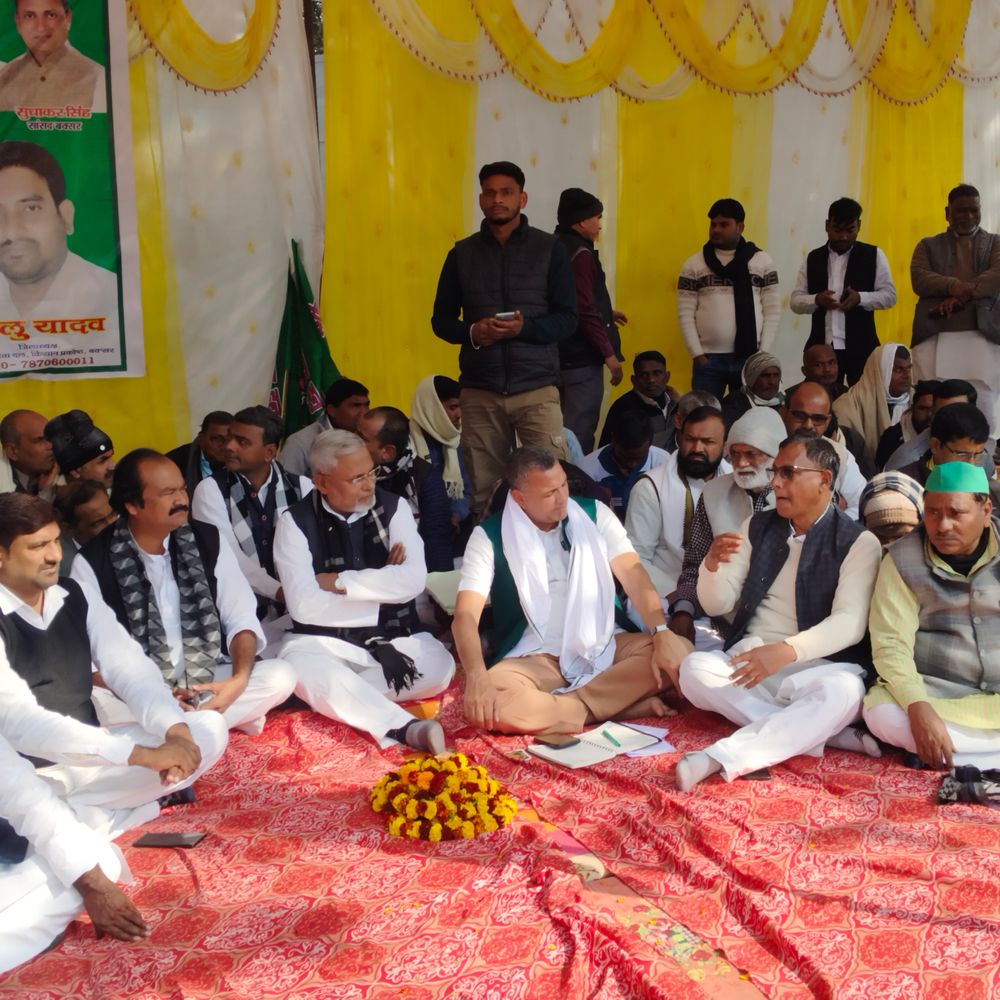 बिहार के किसान उत्पीड़न और उपेक्षा का शिकार-सांसद:केंद्र-राज्य सरकार पर लगाए आरोप, बक्सर में किसानों की समस्याओं को लेकर धरना