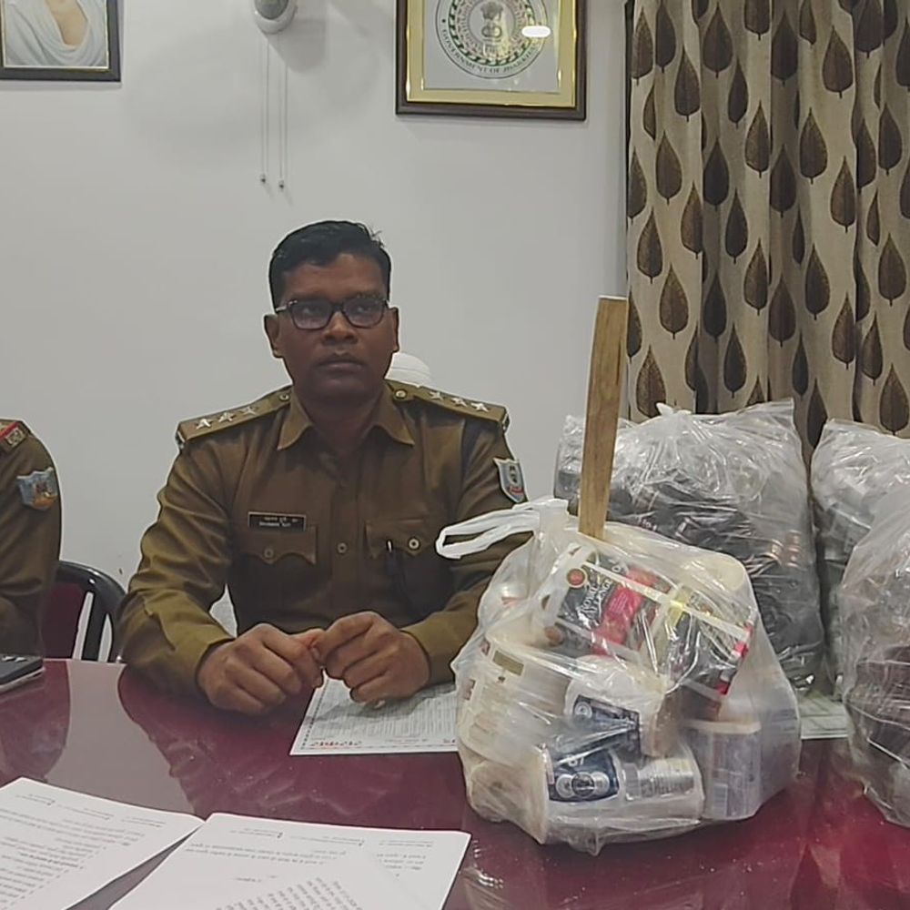 चाईबासा में नकली शराब फैक्ट्री का भंडाफोड़:भारी मात्रा में नकली शराब, उपकरण और फर्जी लोगो बरामद