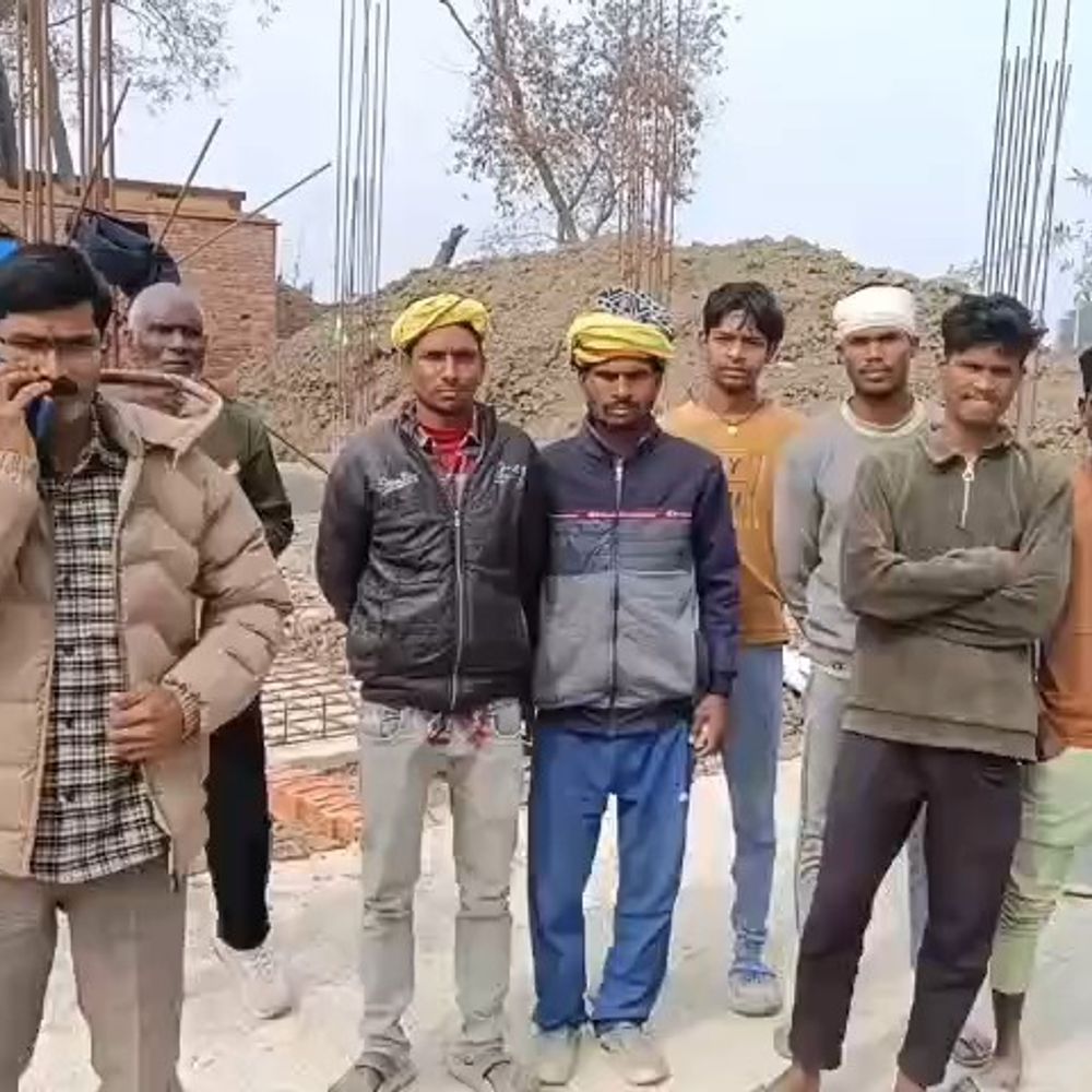 पंचायत सरकार भवन निर्माण में लापरवाही का आरोप:कैमूर में वार्ड सदस्य और ग्रामीणों ने घटिया सामग्री के इस्तेमाल की शिकायत की