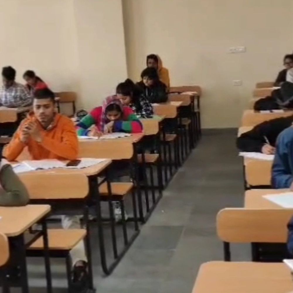 पश्चिम चंपारण में कड़ाके की ठंड,8 जनवरी तक स्कूल बंद:DM बोले- बच्चों की सुरक्षा प्रशासन की प्राथमिकता, आंगनबाड़ी केंद्र बंद करने का आदेश