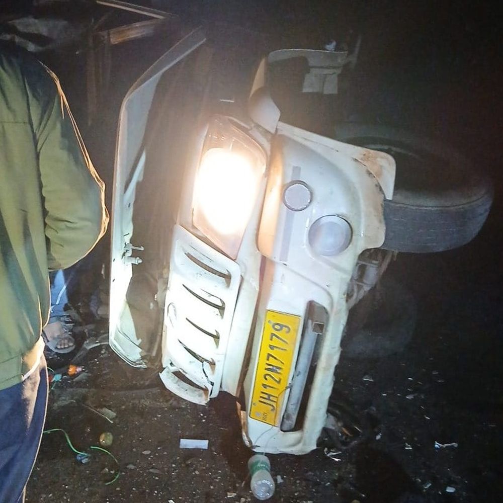 कोडरमा-गिरिडीह रोड पर सड़क हादसा:आमने-सामने भिड़े तेज रफ्तार दो पिकअप, टमाटर और मुर्गियों से भरा था वाहन, दो गंभीर