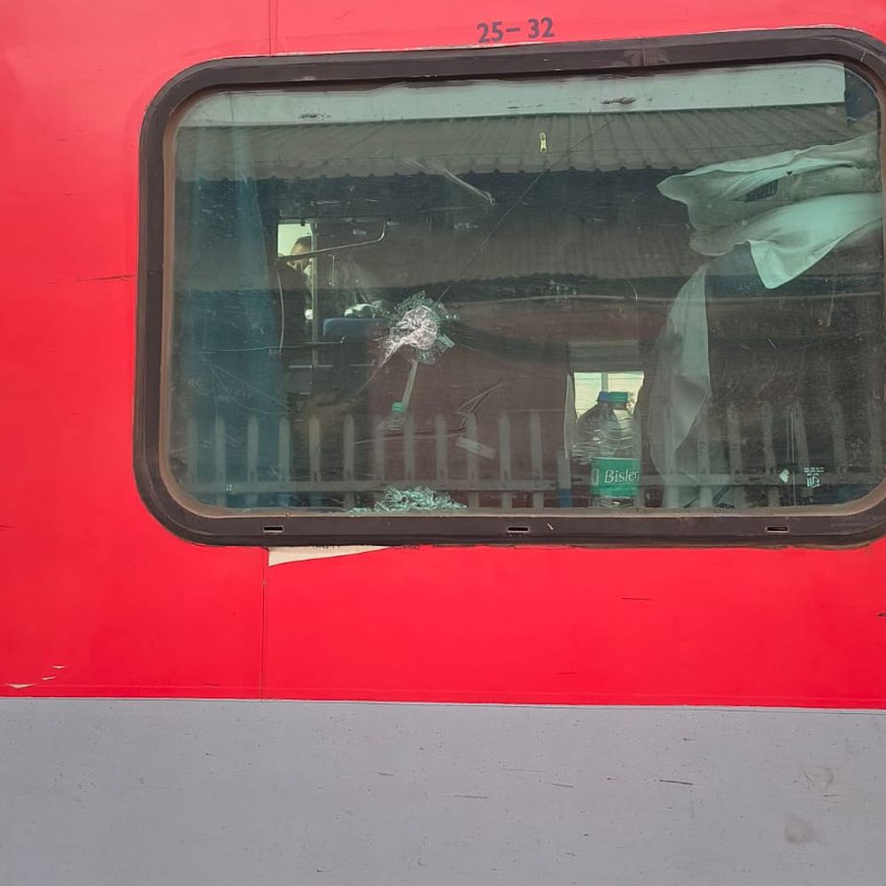 टाटानगर-बक्सर एक्सप्रेस पर पथराव, बोगी का शीशा टूटा:घोरपारण के पास असामाजिक तत्वों ने किया हमला, यात्रियों में दहशत