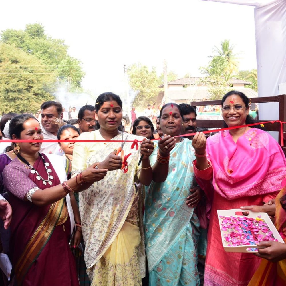 कोंडागांव में महतारी सदन भवन का लोकार्पण:राष्ट्रीय अनुसूचित जनजाति आयोग की सदस्य ने विभागों के स्टालों का निरीक्षण किया