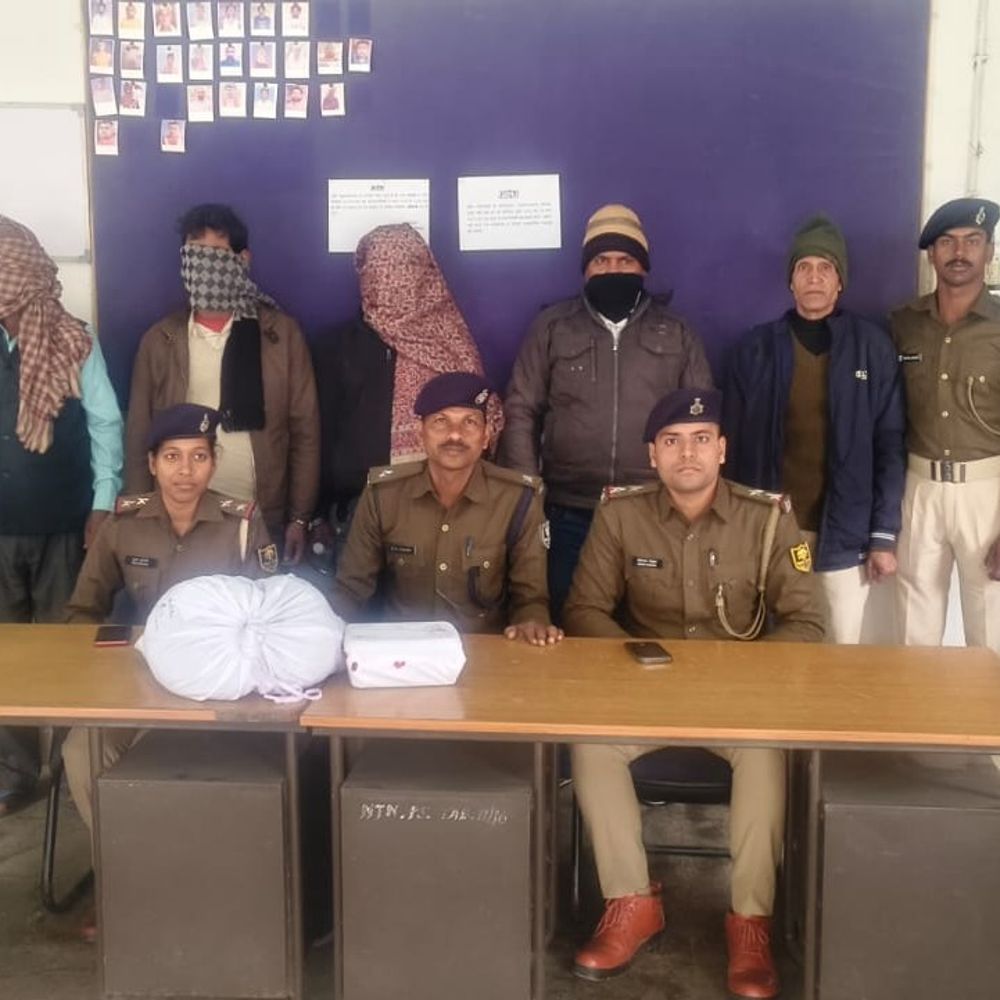 नौतन में पुलिस-एसटीएफ की कार्रवाई:3.748 किलो गांजा बरामद, चार तस्कर गिरफ्तार, ई-रिक्शा और नकदी जब्त