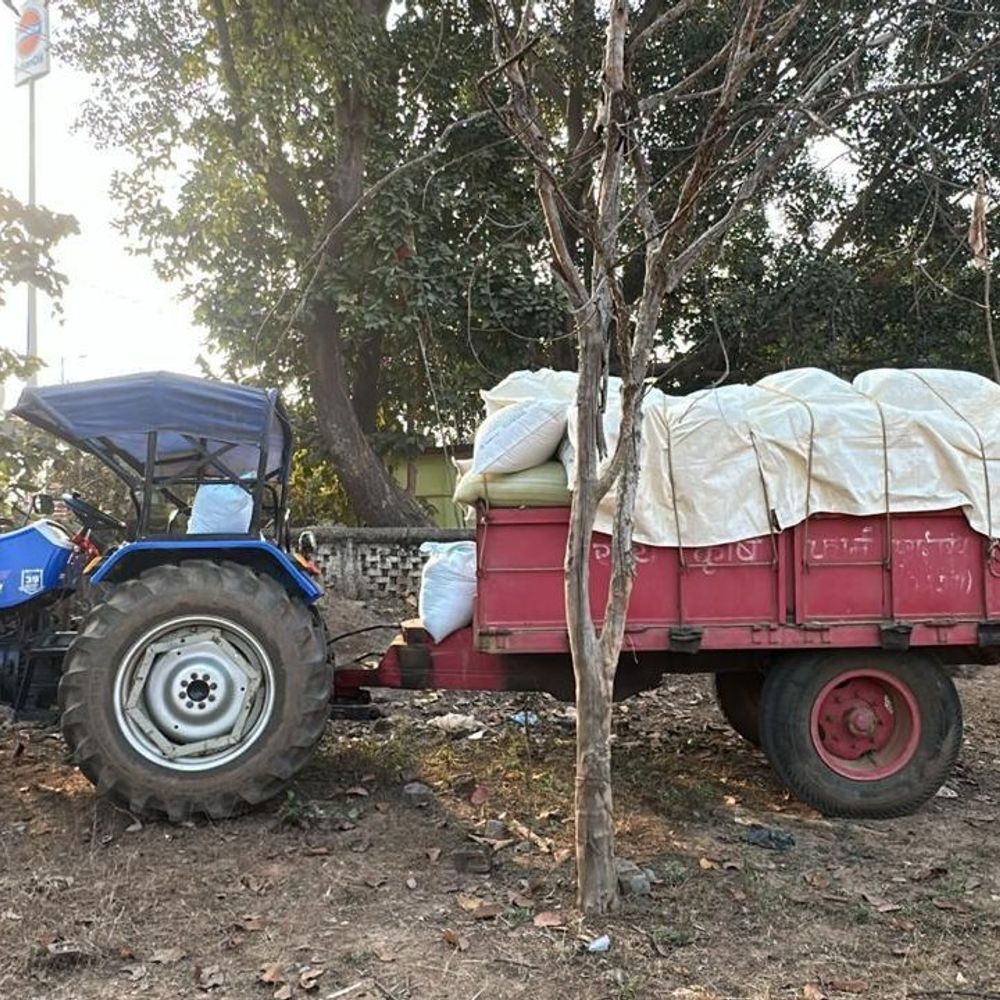 जशपुर पुलिस ने 30 क्विंटल अवैध धान जब्त किया:झारखंड से लाया जा रहा था, ड्राइवर पेश नहीं कर सका वैध दस्तावेज