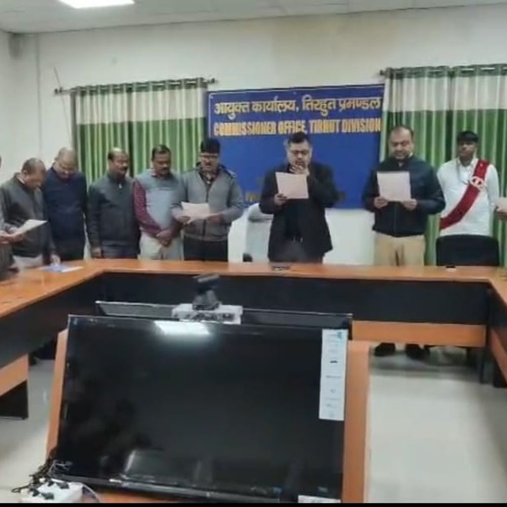 आयुक्त कार्यालय के सभी विभागों के अधिकारियों ने ली शपथ:​​​​​​​मुजफ्फरपुर में राष्ट्रीय मतदाता दिवस पर कार्यक्रम, प्रमंडलीय आयुक्त ने चुनाव को लोकतंत्र का महापर्व बताया