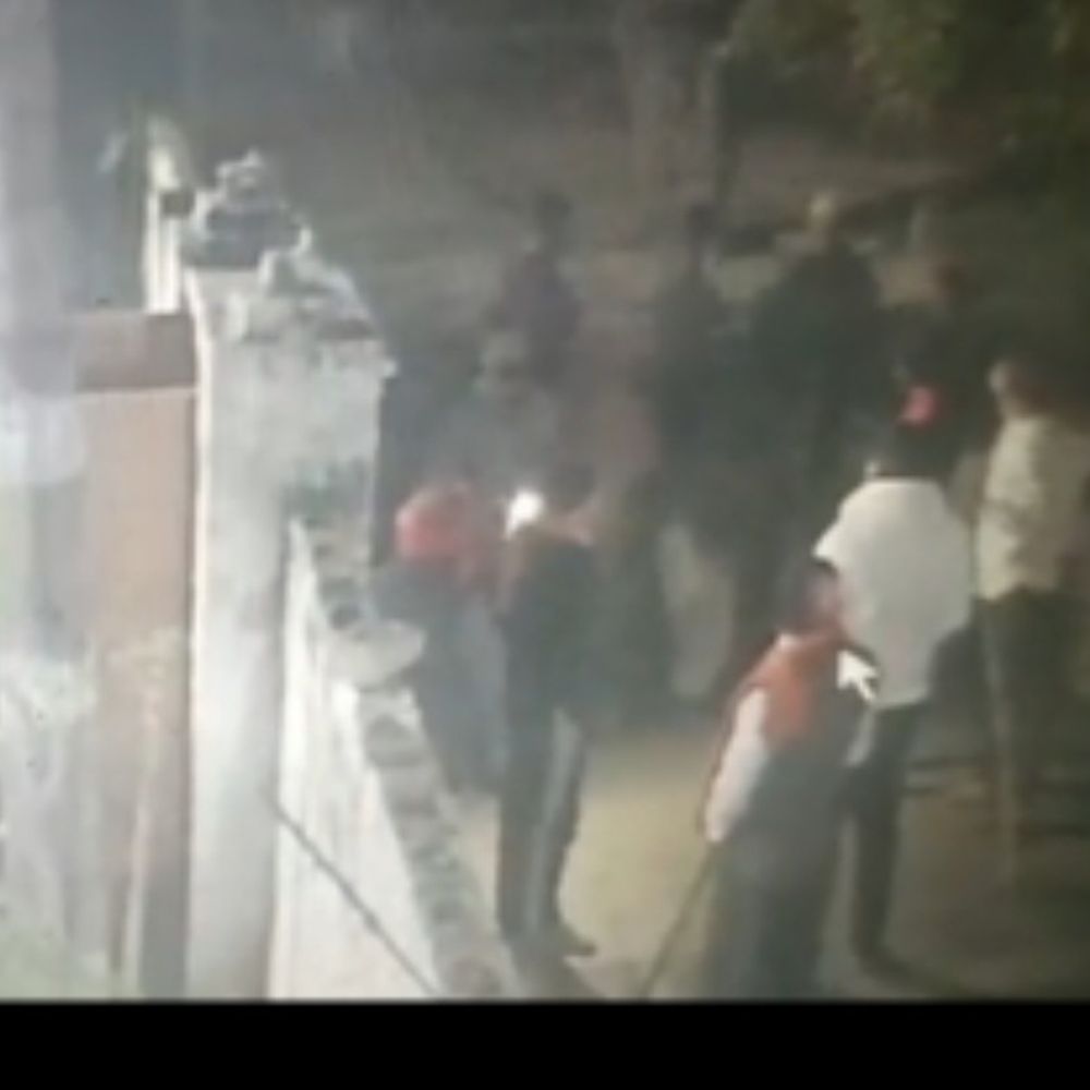 विंध्याचल में ग्राम प्रधान के घर पर हमला:लाठी-डंडों से मारपीट, महिलाओं को भी नहीं छोड़ा, सीसीटीवी आया सामने