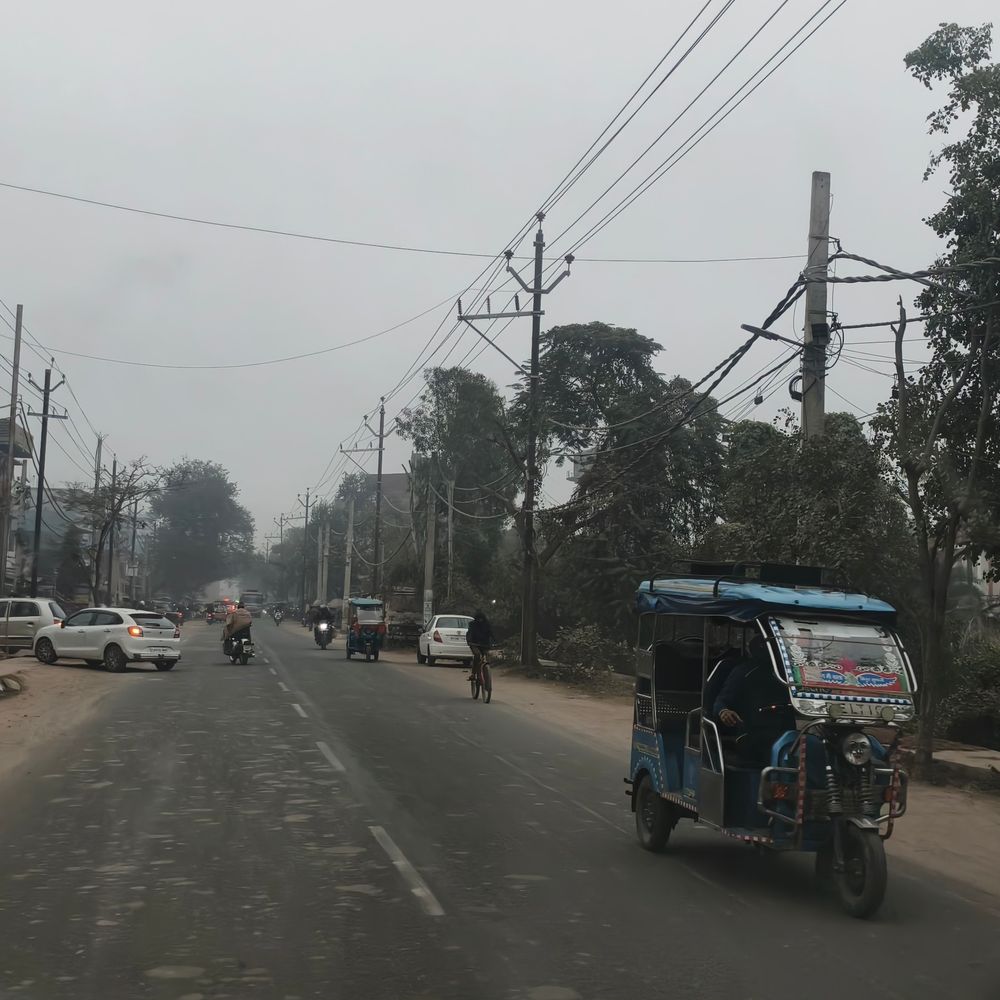 शेखपुरा में तापमान 6.4 डिग्री गिरा, भीषण ठंड:शीतलहर और घने कोहरे से जनजीवन प्रभावित, घरों में दुबके लोग