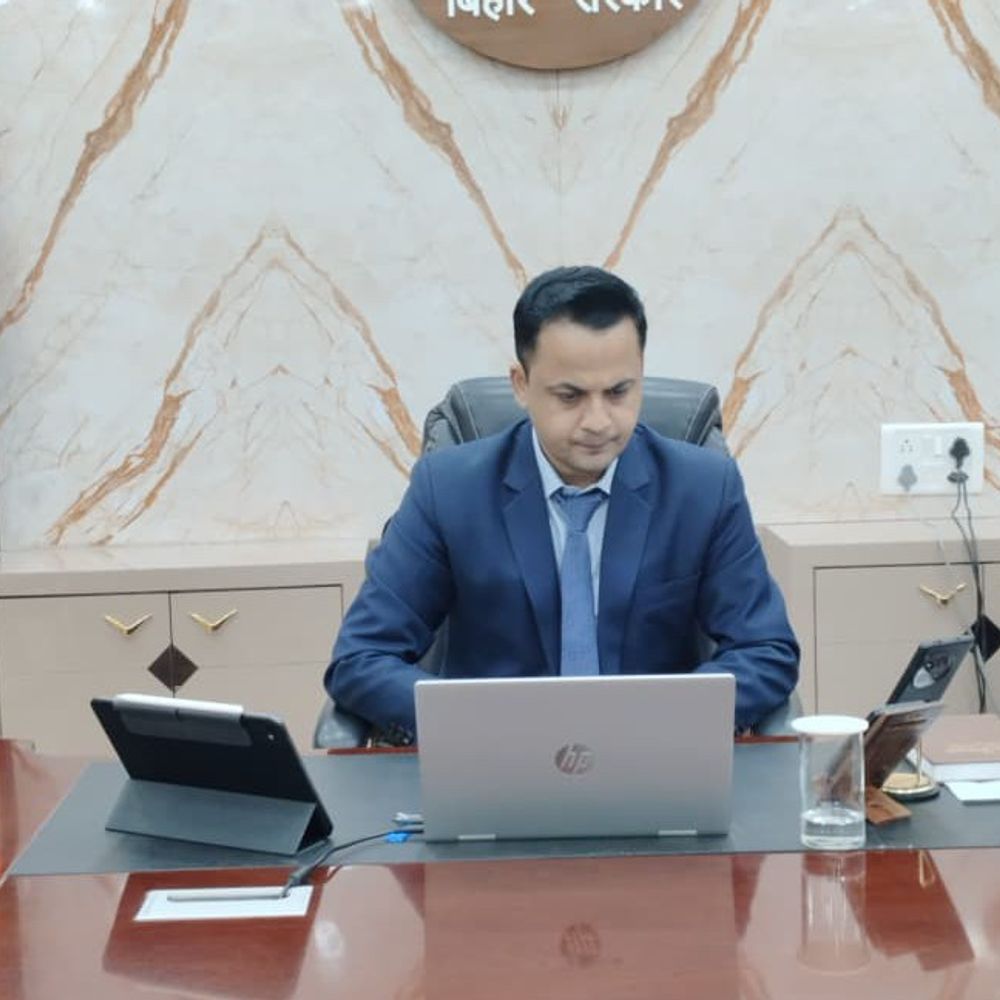 मधुबनी DM ने भू-अर्जन कामों की समीक्षा की:विकास परियोजनाओं में तेजी लाने के निर्देश दिए