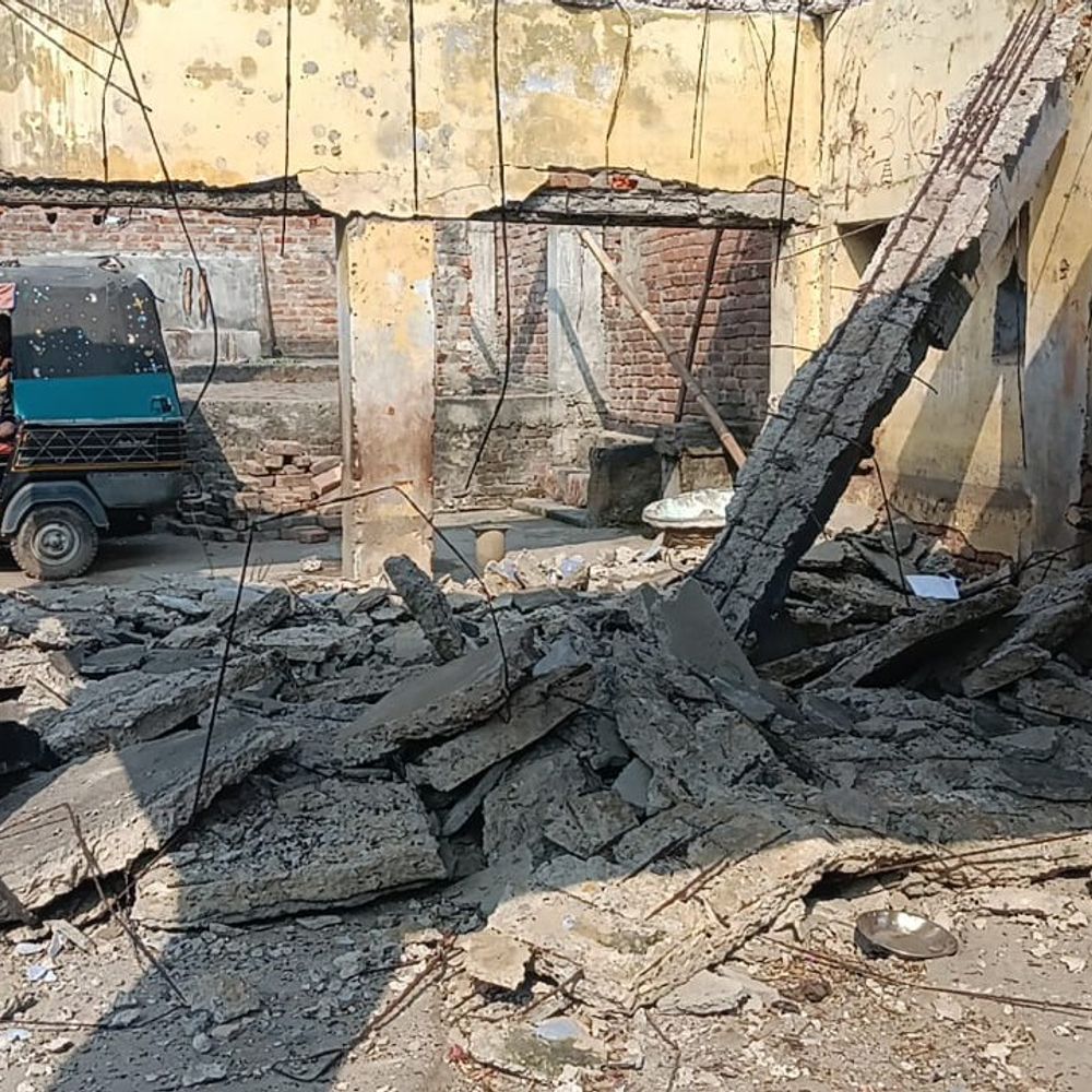 भागलपुर में सामुदायिक भवन की छत गिरी, 4 घायल:काफी समय से जर्जर है भवन, जख्मियों में 3 बच्चे भी हैं शामिल; ग्रामीणों ने पहुंचाया अस्पताल