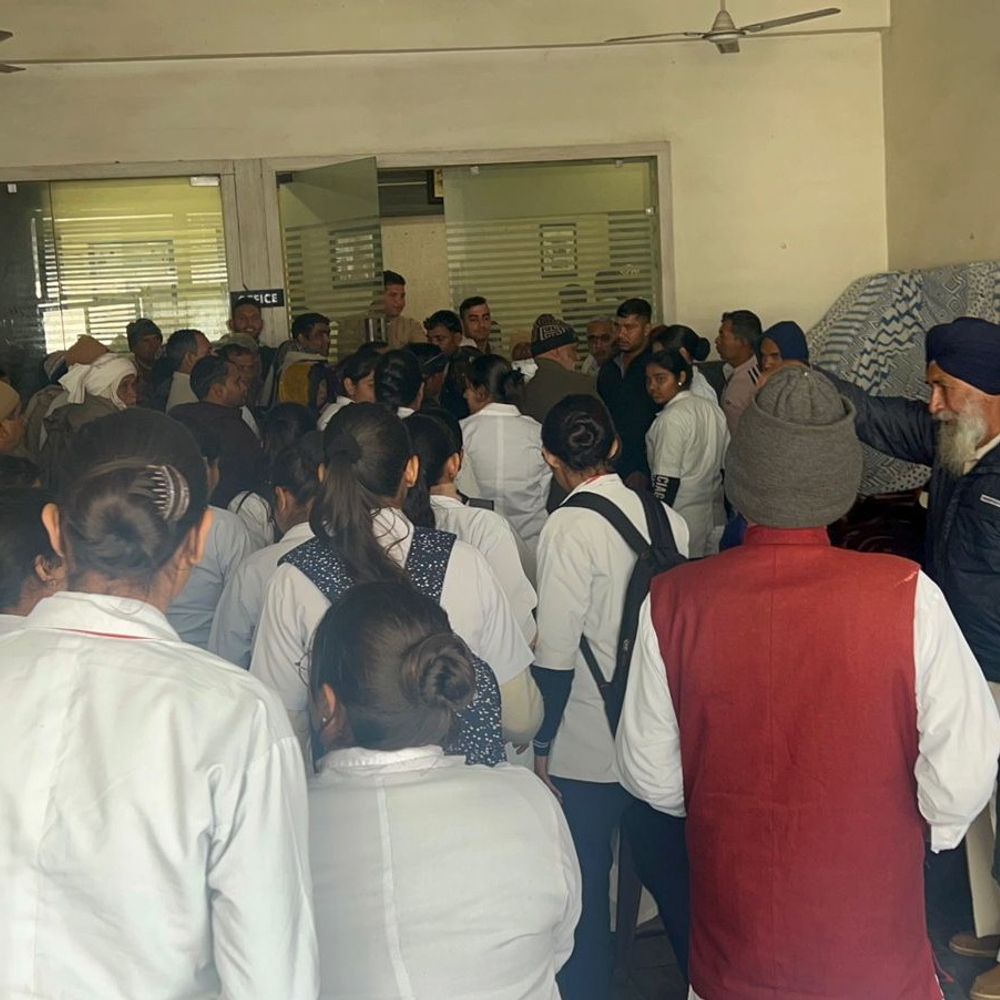 खुशी नर्सिंग कॉलेज की छात्राओं का माइग्रेशन लंबित:विधायक भयाना से लगाई गुहार, 7 दिन में समाधान का आश्वासन