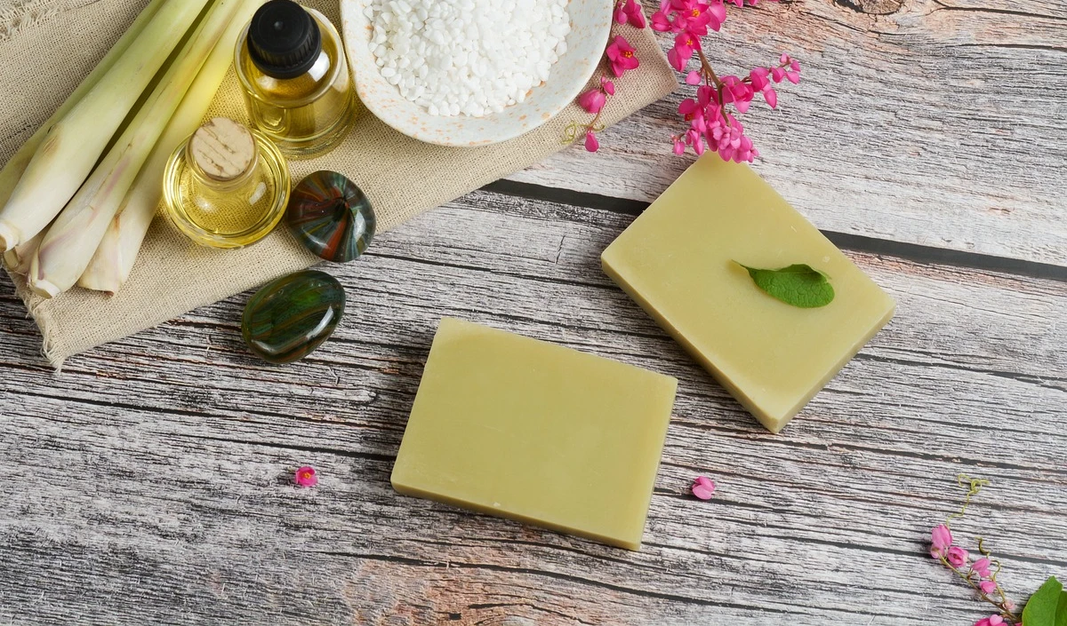 केमिकल वाले साबुन को कहें बाय-बाय! घर पर बनाएं ये Herbal Soap, मिलेगा Natural Glow