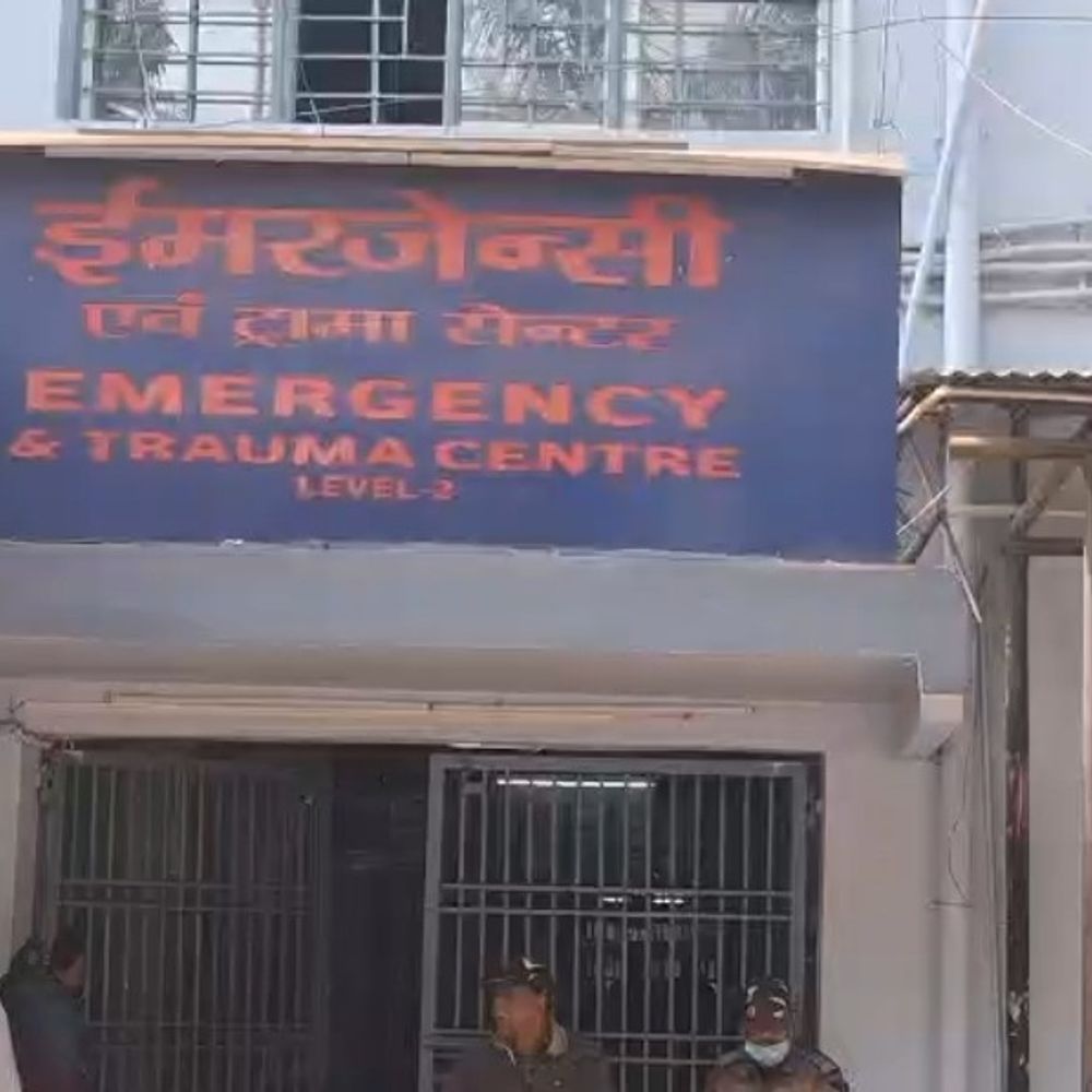 जगदीशपुर में सड़क हादसा, पिता-पुत्र गंभीर घायल:ट्रक-ऑटो के ओवरटेक में बाइक को लगी टक्कर, दोनों के पैर में फ्रैक्चर