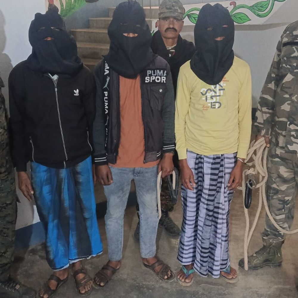 पाकुड़ पुलिस ने आरोपी के घर चिपकाया इश्तिहार:मुफस्सिल थाना की पुलिस ने ढोल बजाकर दी कुर्की की चेतावनी, 3 वारंटी गिरफ्तार