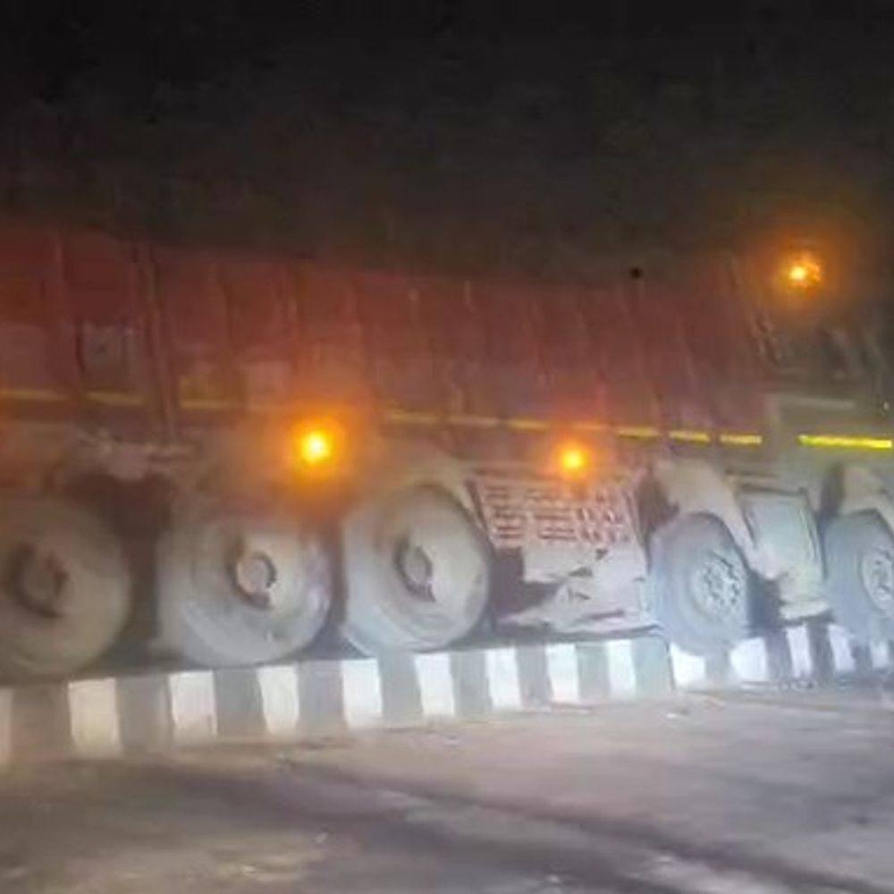 मैनपुरी में बेकाबू ट्रक डिवाइडर पर चढ़ा:कार बचाने के प्रयास में हादसा, पोल टूटा, बाल बाल बचे राहगीर, कोई घायल नहीं