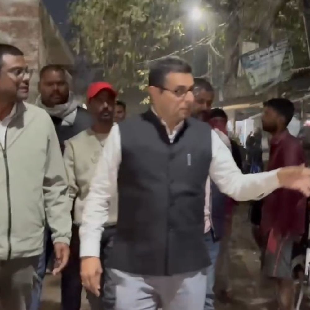 न्यू कॉलोनी पोखर से अतिक्रमण हटाने पहुंचा बुलडोजर:सौंदर्यीकरण के लिए कार्रवाई, दुकानदारों को सुबह 7 बजे तक की मोहलत