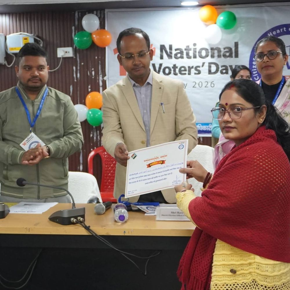 नवादा में राष्ट्रीय मतदाता दिवस समारोह:DM रवि प्रकाश ने दिलाई शपथ, उत्कृष्ट BLO किए गए सम्मानित