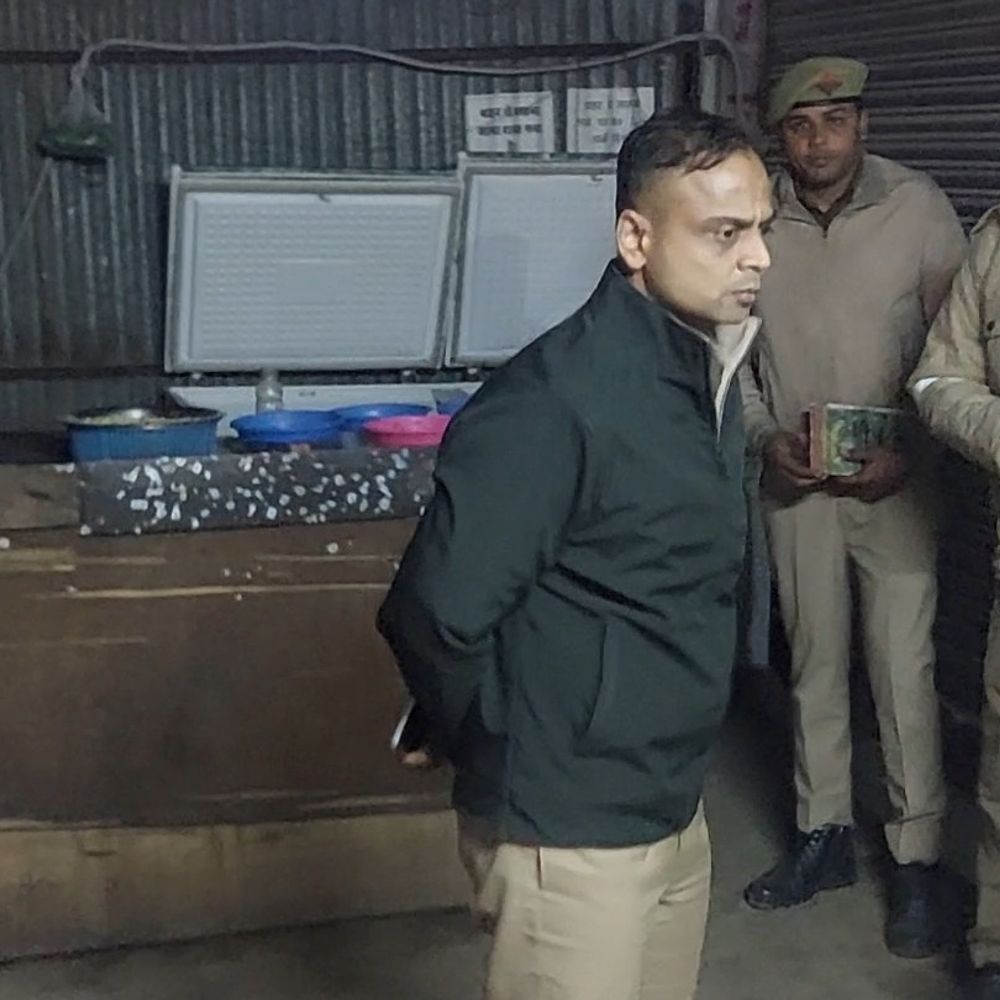 डीसीपी वेस्ट ने सड़कों पर उतरकर शराबियों पर की कार्रवाई:चौकी प्रभारी से बोले- तुम कहा रहते हो; ठेके के अंदर चल रही थी कैंटीन