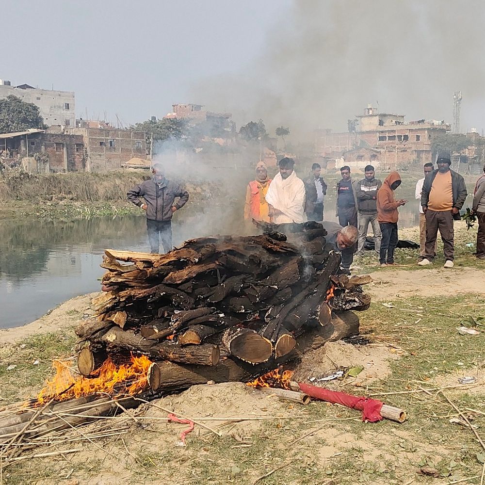 60 साल की दादी ने पोते को दी मुखाग्नि:मधेपुरा में सड़क हादसे में चार दोस्तों की हुई थी मौत, साहिल को भाई ने दी मुखाग्नि