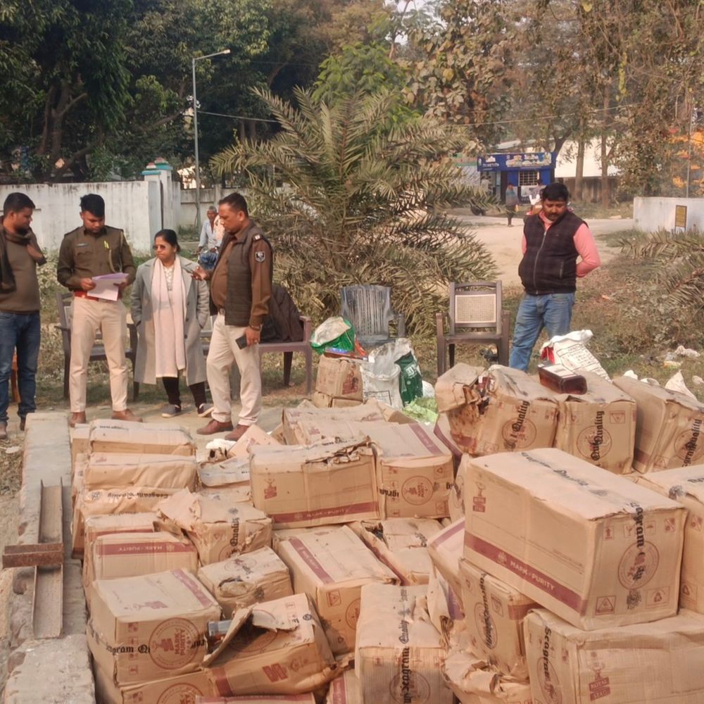 हसनपुर थाना परिसर में 2922 लीटर शराब नष्ट:7 मामलों से जब्त हुआ था, मजिस्ट्रेट की मौजूदगी में कार्रवाई