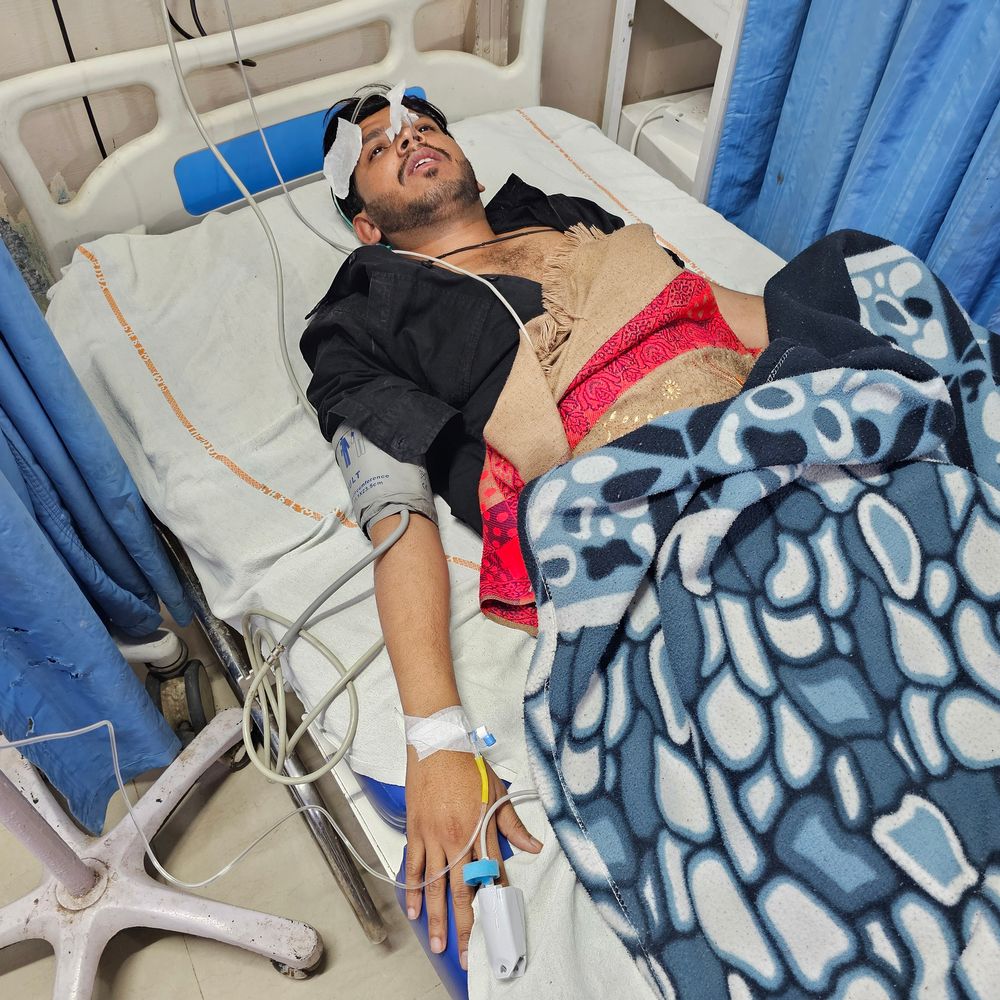 दुकान पर कब्जे से परेशान युवक ने खाया जहर:मंदसौर जिला अस्पताल से रेफर, परिवार ने आरोपी के खिलाफ कार्रवाई की मांग की