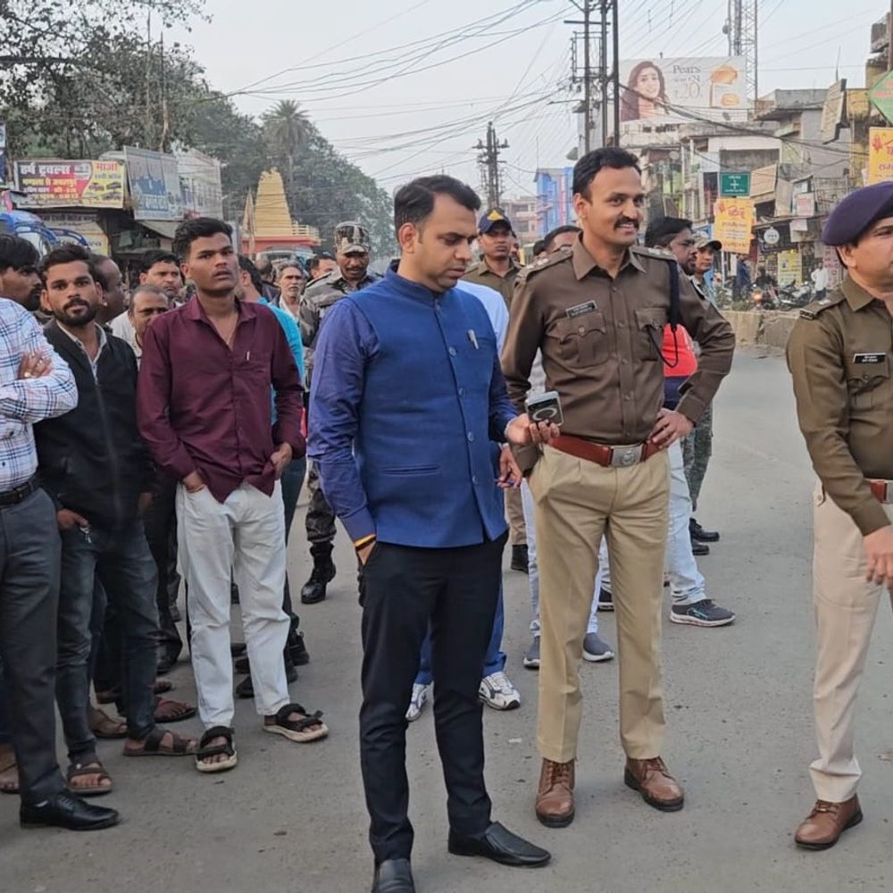 मंडला में कलेक्टर-एसपी सड़कों पर उतरे:दोपहिया वाहन चालकों को हेलमेट पहनने की दी समझाइश