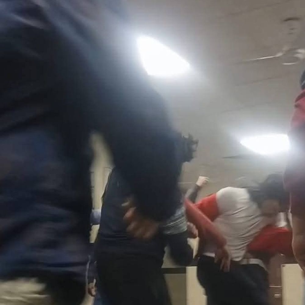 बेतिया GMCH में मृतका के परिजन की पिटाई, वीडियो वायरल:डॉक्टर-गार्ड पर लगा आरोप, अस्पताल अधीक्षक बोले-परिजन ने डॉक्टर को मारा थप्पड़