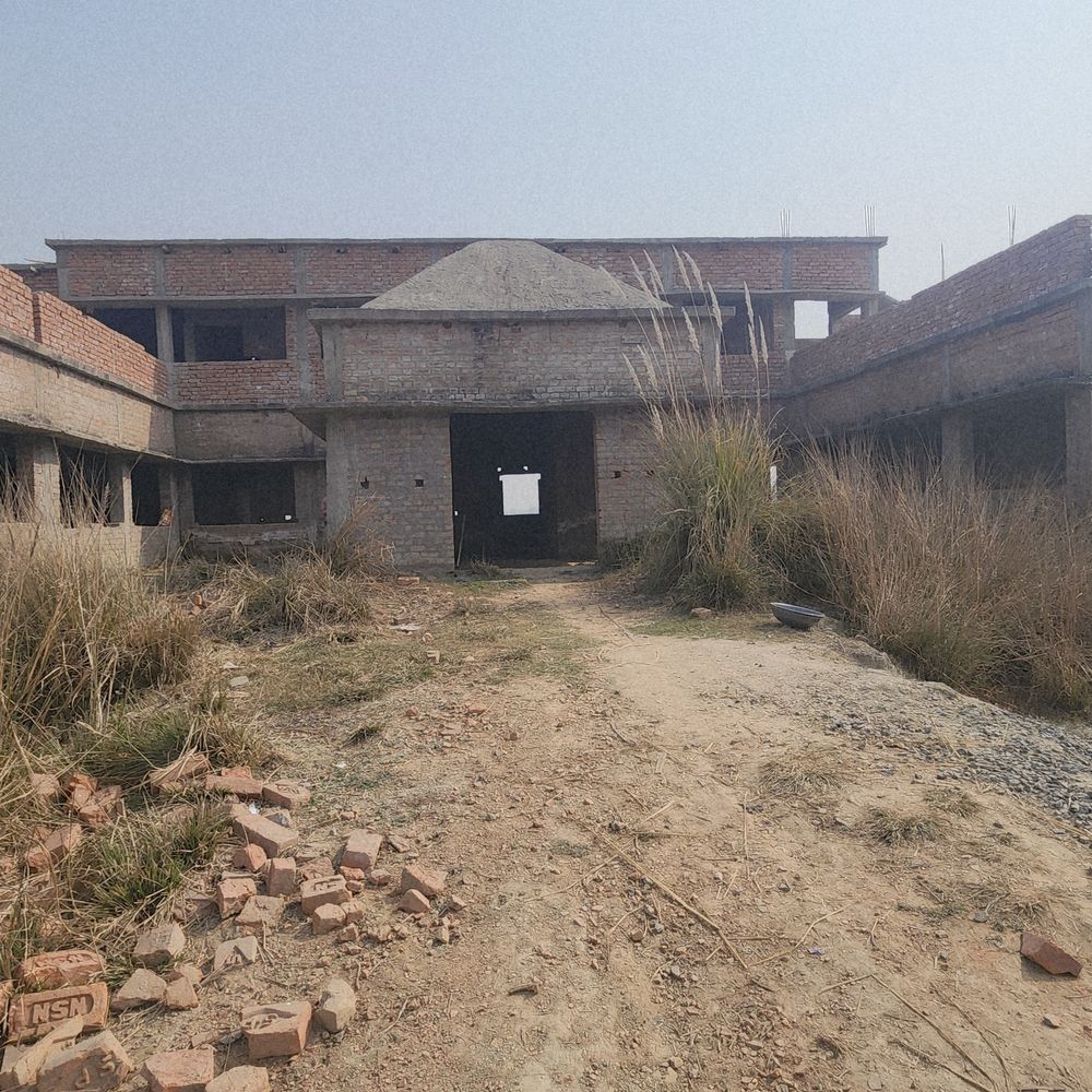 सीवान में सवा करोड़ का भवन 6 साल से अधूरा:2019 में हुआ था शिलान्यास, मुखिया बोली- फंड की कमी के कारण काम में देरी