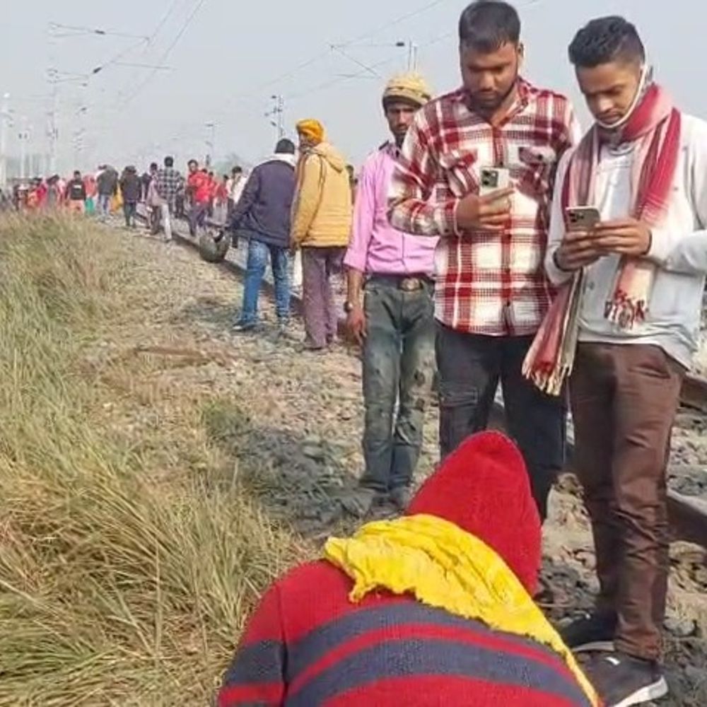 रील बनाते वक्त ट्रेन की चपेट में आए दो दोस्त,मौत:बेतिया में कान में लगाया था इयरफोन, बीच ट्रैक पर कर रहे थे शूट