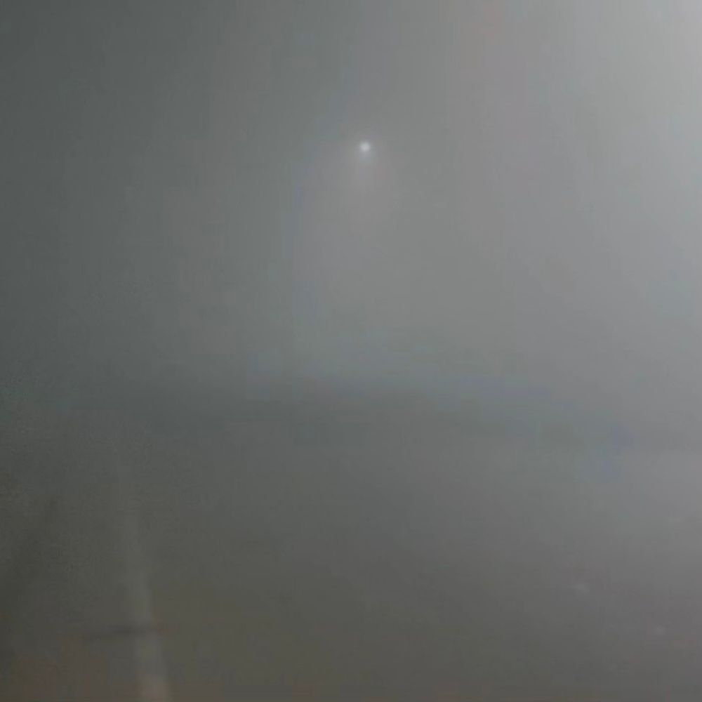 बाराबंकी प्रदेश का सबसे ठंडा जिला, पारा 3.3 डिग्री:भीषण कोहरे से थमी रफ्तार, ट्रेनें घंटों लेट, प्लेटफार्म पर ठिठुरते दिखे यात्री