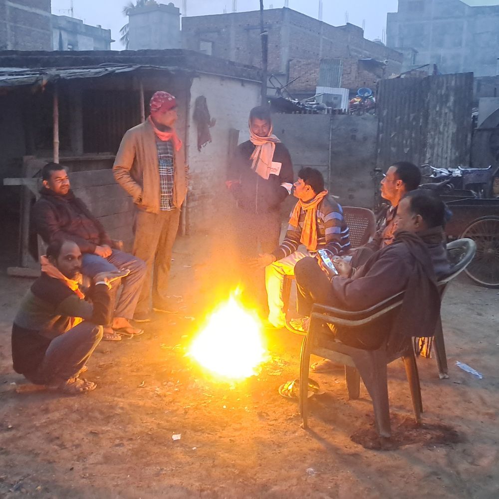 गोपालगंज में ठंड का कहर जारी:पछुआ हवा से कनकनी बढ़ी, न्यूनतम तापमान 9 से 13 डिग्री सेल्सियस