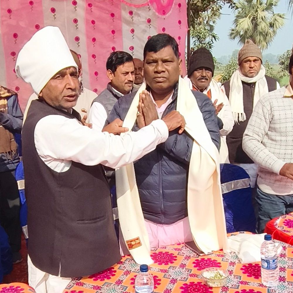 बाराटांड़ गांव में मठाधीश अरविंद दास ने कंबल बांटे:सैकड़ों वृद्धों और असहायों को शीतलहर में मिली राहत