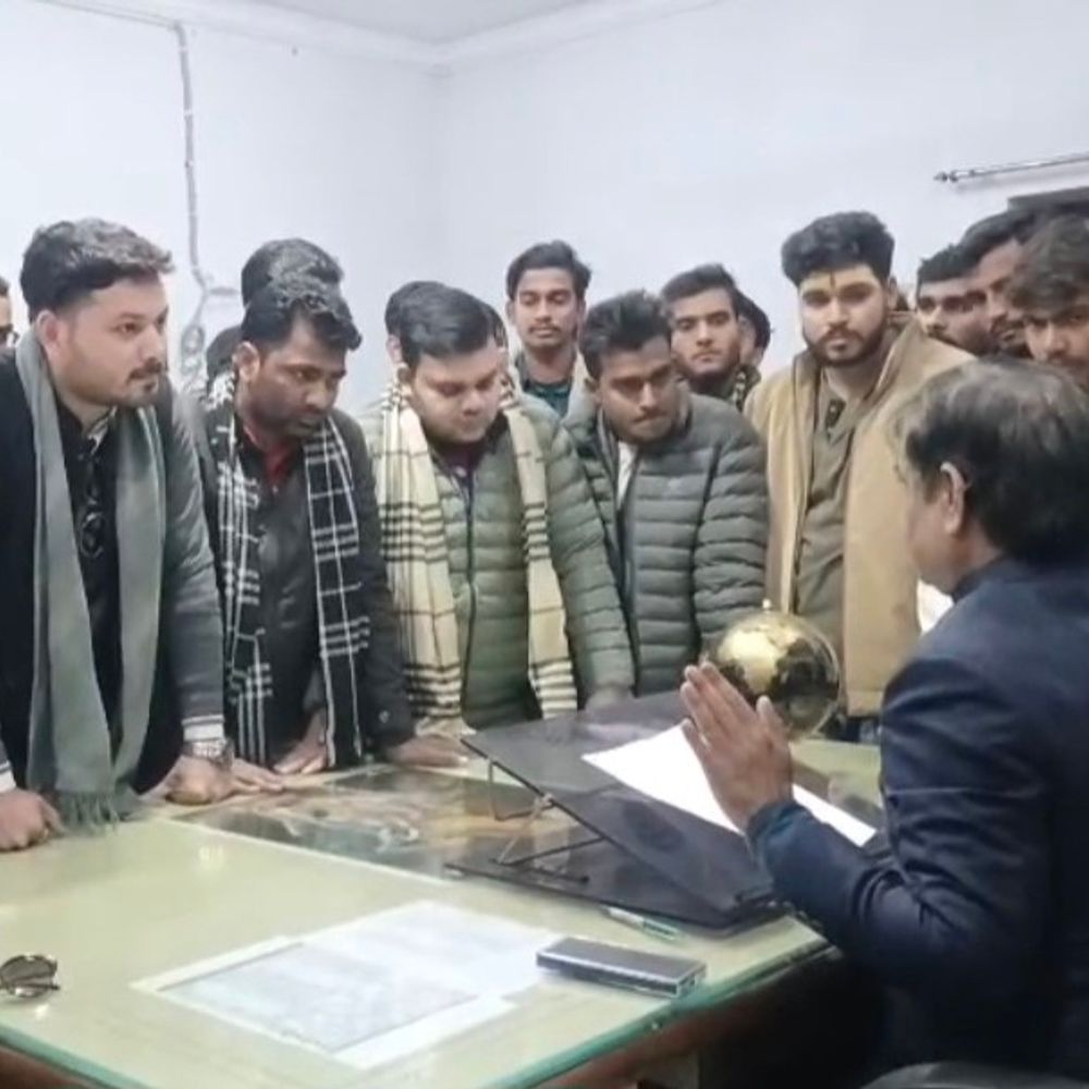 एसएम डिग्री कॉलेज प्राचार्य ने छात्रसंघ चुनाव पर विवादित बयान:बोले- दुष्कर्म छुपकर होते हैं, मैं खुल्लम-खुल्ला करता हूं, चंदौसी छोटी मानसिकता का शहर है