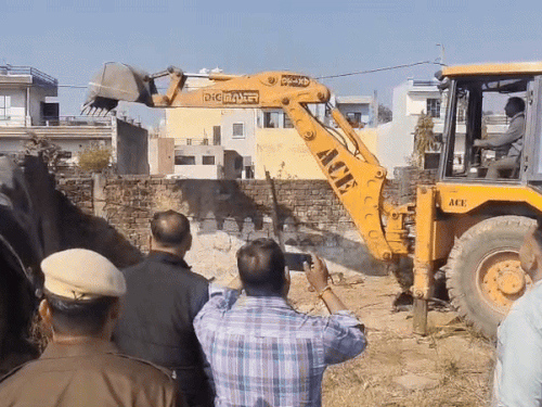 पंचकूला में नगर परिषद ने तोड़ी गांजा तस्करों की झुग्गी:​​​​​​​साल 2019 में दर्ज हुए थे मामले, बड़ी संख्या में तैनात रहा पुलिस बल