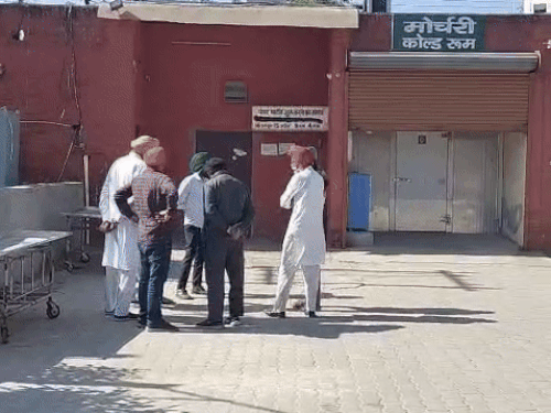 सिरसा के युवक की विदेश में मौत:आज शव लेकर लौटी कमेटी, परिवार का आरोप-हत्या की है, सिविल अस्पताल में एकत्रित हुए