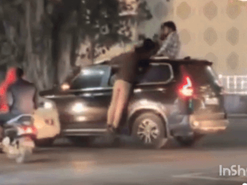 आईजी ऑफिस के सामने पुलिसकर्मी को उठाया, VIDEO:हिसार में ​​​​​​​स्कॉर्पियों सवार युवक कर रहे थे हुड़दंग, रोकने के लिए कार पर चढ़ा था