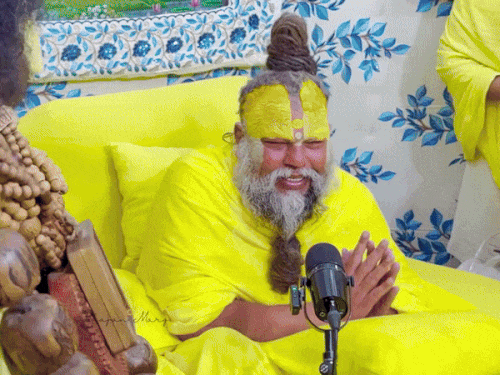 प्रेमानंद महाराज के पास पहुंचे पंजाबी सिंगर निक्कू:शहादत पर गीत सुनाया; संत बोले- मन परमात्मा में लगा रहे, तन दुखी तो भी दुख नहीं होता