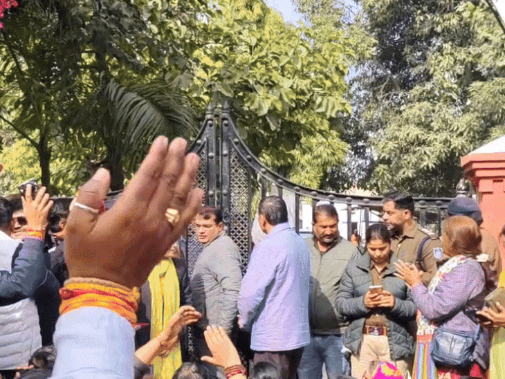 UGC कानून के विरोध में रीवा में अनोखा प्रदर्शन:कमिश्नर कार्यालय के बाहर हनुमान चालीसा पाठ, 1 फरवरी को रीवा बंद का आह्वान