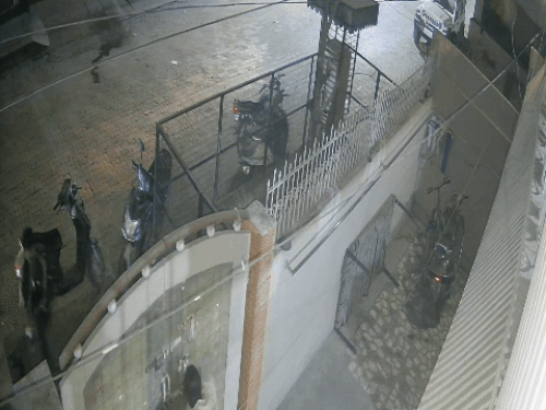 हिसार में परिवार पर गंडासियों से हमला, VIDEO:फाइनेंसर पर गुंडे भेजने का आरोप; ईंट मारकर गाड़ी के शीशे तोड़े, 2 आरोपी पकड़े