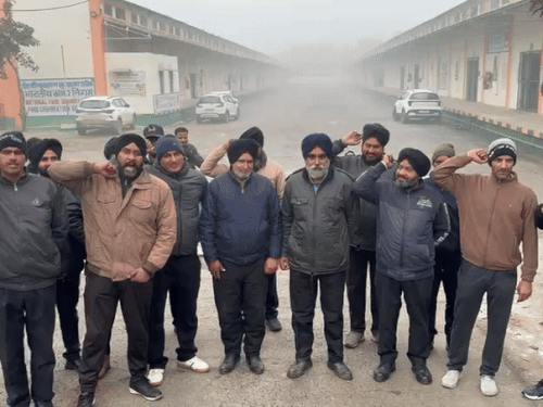 कुरुक्षेत्र में रिटायर्ड आर्मी जवानों को नौकरी से हटाया:FCI गोदाम पर हंगामा, नए गार्डों को ड्यूटी से रोका, रिटायर कर्नल पर रिश्वत के आरोप