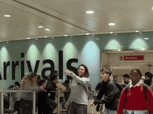 पंजाब की लेडी मूसेवाला पहुंची UK:चाइनीज रेस्टोरेंट में चॉप स्टिक से नहीं खा पाई परम, दैट गर्ल से वायरल हुईं; VIDEO शेयर किया