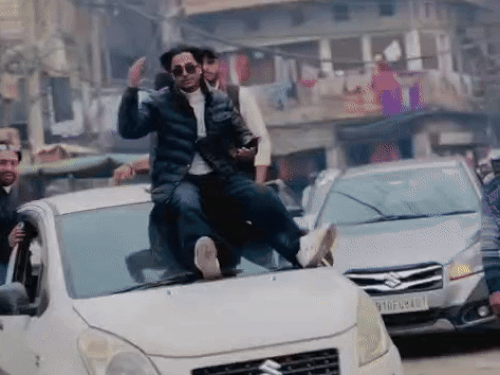 लुधियाना में स्टंटबाज की गाड़ी का चालान:स्विफ्ट कार की छत्त पर बैठ बनाया वीडियो,वायरल होने पर पुलिस ने किया डेजर ड्राइव का चालान