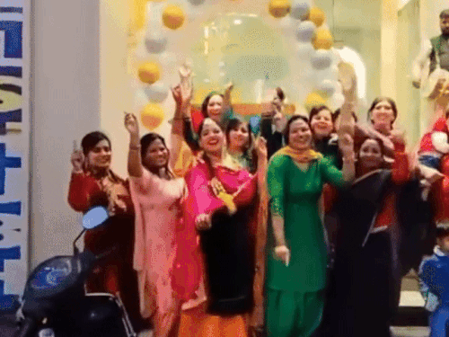 हरियाणा CM ने आवास पर मनाई लोहड़ी:हिसार में ढोल पर नाचीं महिलाएं; रोहतक में डेरा बाबा बालकपुरी में कार्यक्रम