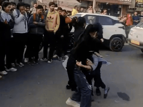 छात्राओं ने एक-दूसरे को बाल पकड़कर घसीटा, बेल्ट बरसाईं,VIDEO:करनाल में ITI की छात्राएं आपस में भिड़ीं, एक बेहोश हुई; भीड़ देखकर हंसती रही